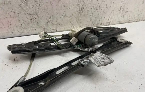 Mercedes-Benz E W211 Front door window regulator with motor A2117200246