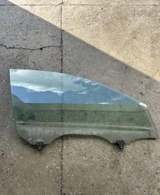 KIA Sportage Front door window glass four-door