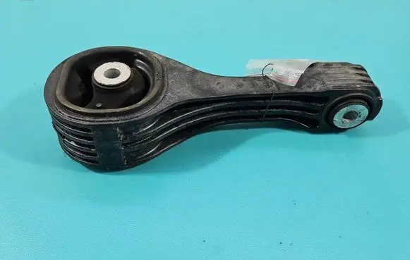 Engine mount vacuum valve