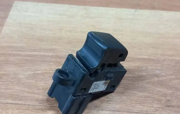 Nissan Qashqai Electric window control switch 25411JD000