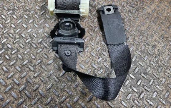 Cadillac Escalade Rear seatbelt