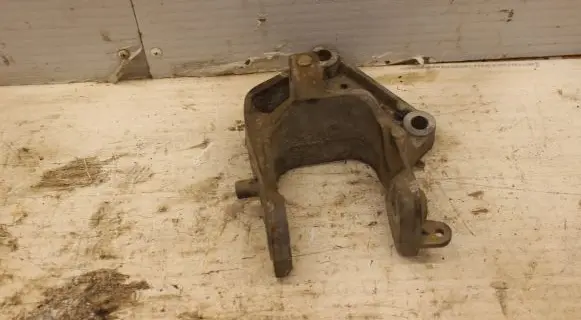 Chrysler Town & Country V Engine mounting bracket
