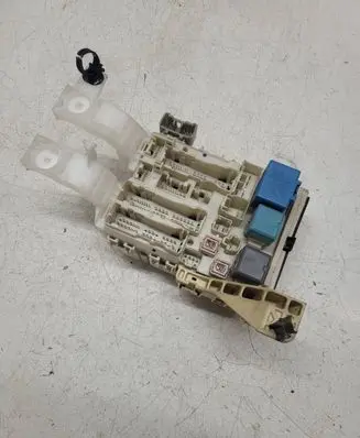 Toyota Yaris Fuse module 8273052700