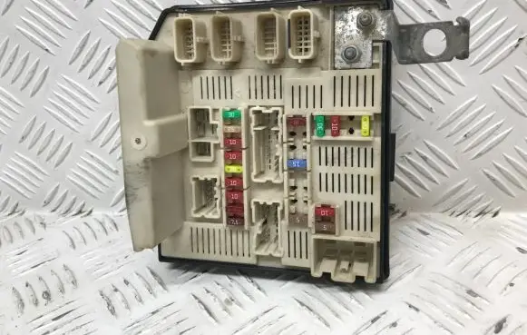 Renault Kangoo II Fuse module 8201044237