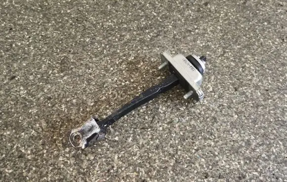 Buick Encore I Front door check strap stopper