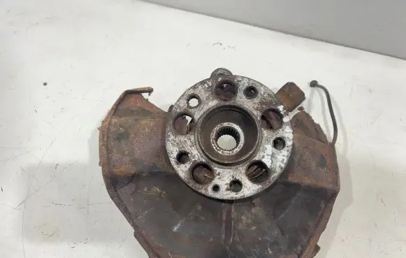 Mercedes-Benz B W245 Front wheel hub 690455
