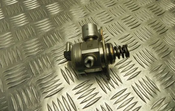 Audi A3 S3 8V Fuel injection high pressure pump 04E127025D