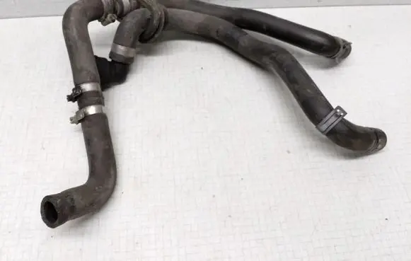 Volkswagen PASSAT B5.5 Engine coolant pipe/hose 8D0819373N