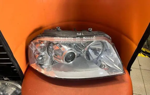 Seat Alhambra (Mk1) Headlight/headlamp 7M3941016AE 0301182272