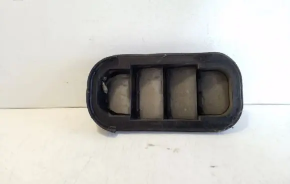 Quarter panel pressure vent