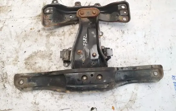 Subaru Legacy Engine mounting bracket