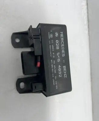 Mercedes-Benz E W211 Glow plug pre-heat relay 0285454032