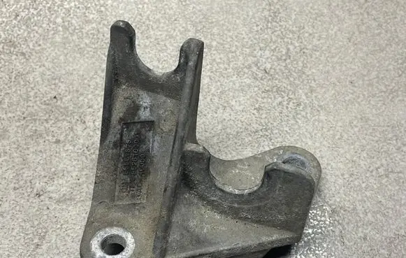 Opel Astra J Gear shift cable bracket 55561875