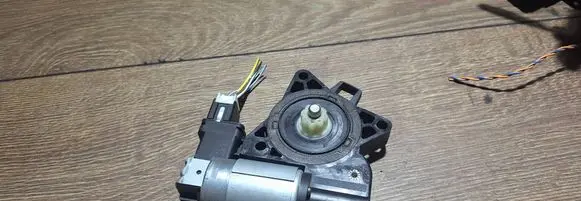 Mazda MX-3 Front door window regulator motor Gj6a5958x