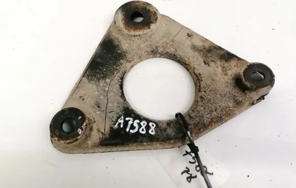 Nissan Almera Tino Engine mounting bracket