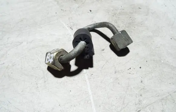 Volkswagen PASSAT B7 Fuel injector supply line/pipe 
