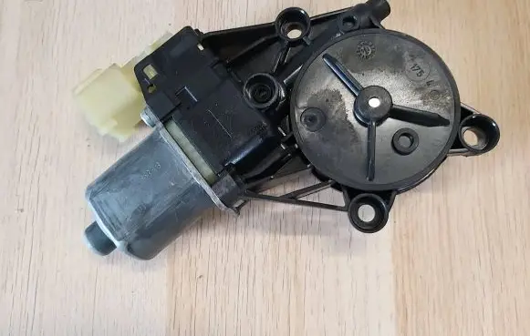 Ford Fiesta Front door window regulator motor 8A6114553B