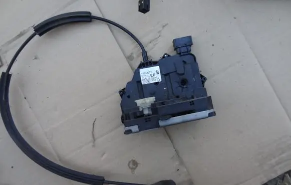 Opel Corsa D Front door lock 13258271