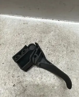 Volkswagen PASSAT B5.5 Engine bonnet (hood) release handle 3B1823533