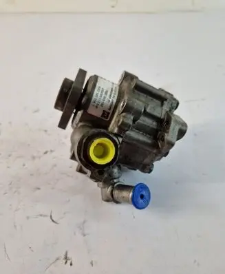Volkswagen PASSAT B5 Power steering pump 8D0145156T