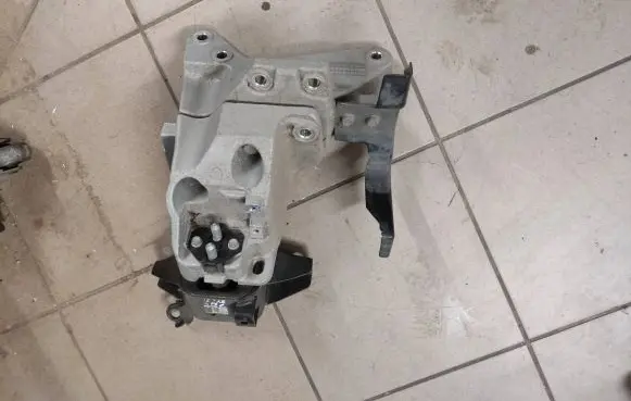 Hyundai Kona I Engine mount bracket