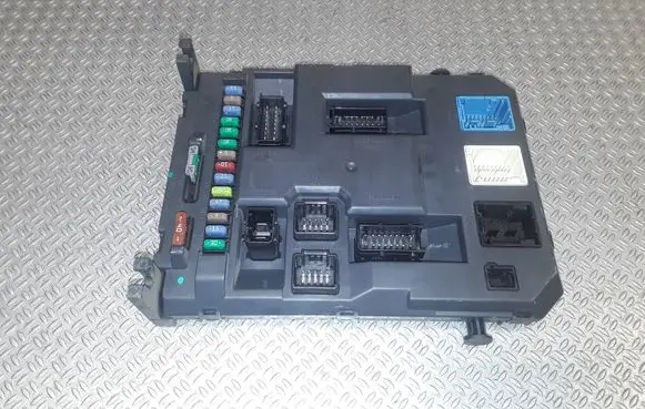 Citroen C3 Picasso Fuse module 9664983180