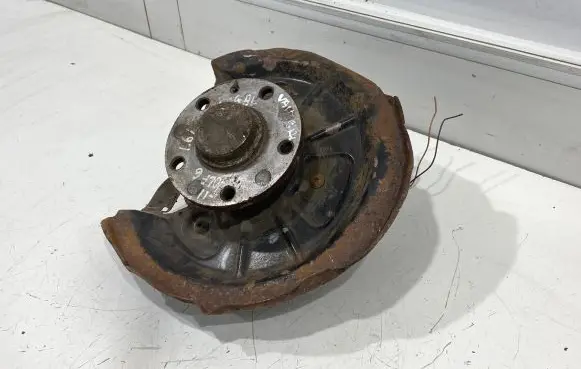 Volkswagen Golf VI Rear wheel hub
