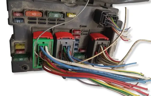 Peugeot 307 Fuse module 9650663880 BSMB5 9650063880