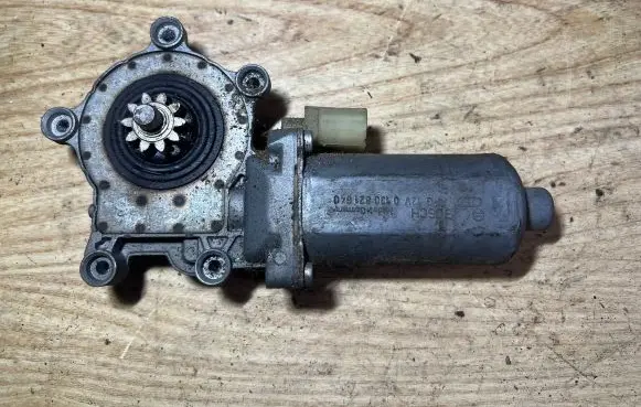 Renault Laguna I Rear door window regulator motor 0130821640