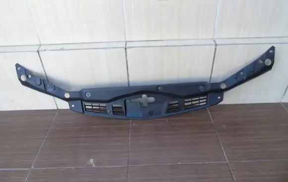 Engine bonnet/hood lock trim molding