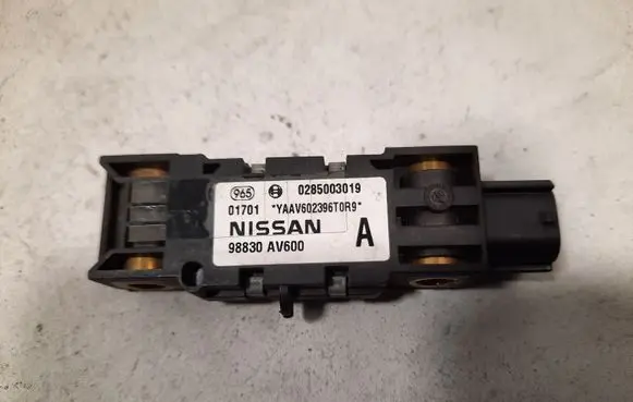 Nissan Primera Airbag deployment crash/impact sensor 0285003019 98830AV600