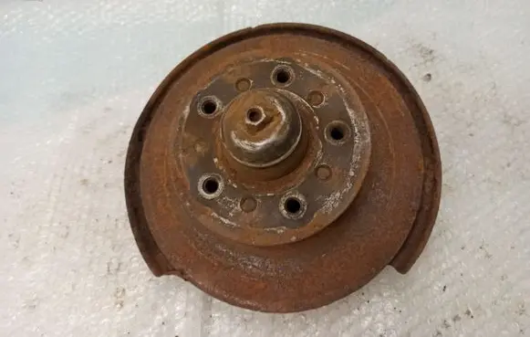 Mercedes-Benz COMPAKT W115 Front wheel hub