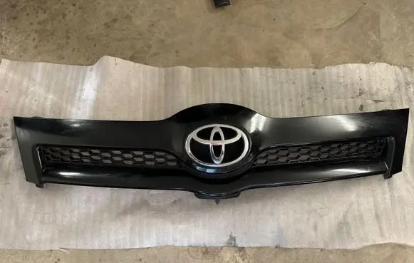 Toyota Corolla Verso AR10 Front bumper upper radiator grill 531110F020