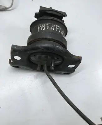 Nissan Pathfinder R50 Engine mount bracket VD10538