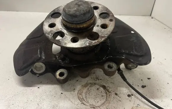 Front wheel hub spindle knuckle