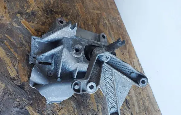 Renault Clio III Gearbox mount 8200043084 8200457080