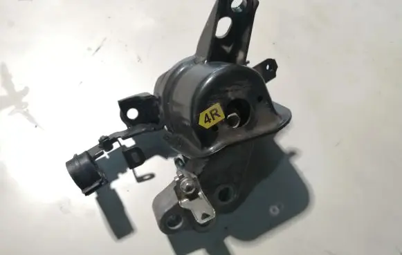 Toyota Verso Engine mount bracket