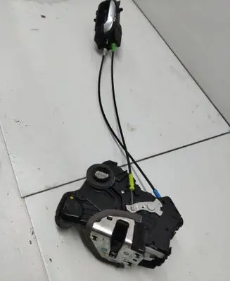 Toyota Auris E180 Front door lock A084219