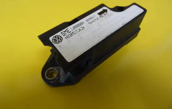 Volkswagen PASSAT B5 Airbag deployment crash/impact sensor 5WK41910 1J0909606N