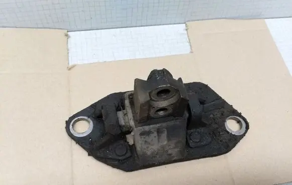 Volvo S60 Engine mounting bracket