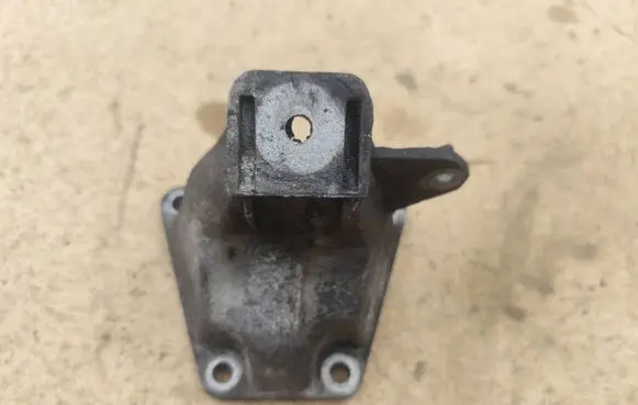 Engine mounting bracket