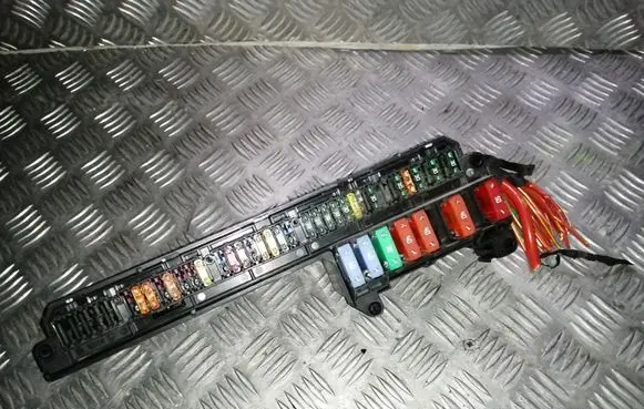 BMW 5 E60 E61 Fuse module 6957330 61146957330