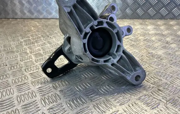 Chrysler Pacifica Engine mount bracket P68224746AD D002612817