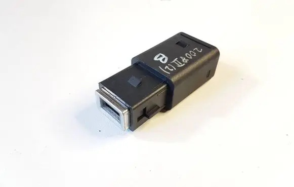 Peugeot 2008 II USB socket connector 9824334377 98217039DX