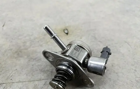 Opel Astra K Fuel injection high pressure pump 55585049