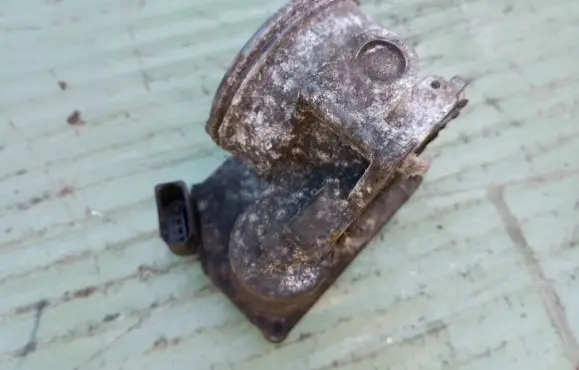 Volkswagen Touran I Throttle valve 03G128063