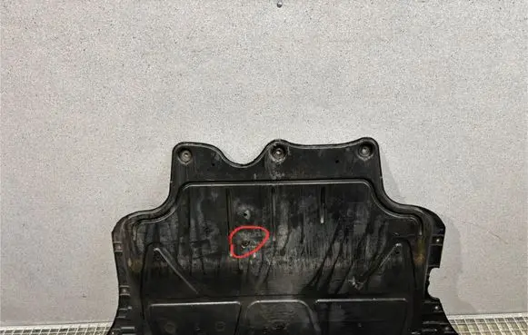 Volkswagen PASSAT B8 Engine splash shield/under tray 5Q0825236