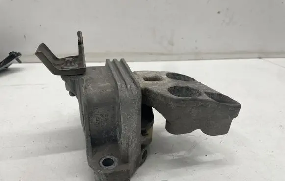 Mercedes-Benz CLA C117 X117 W117 Engine mount bracket A246240