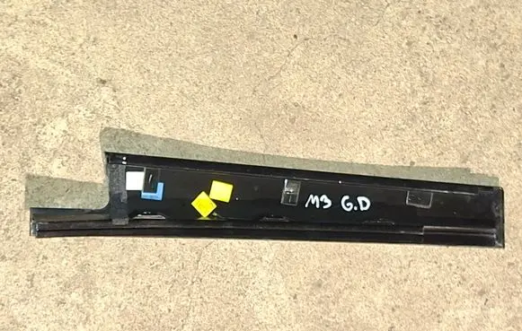 Renault Megane III Rear door glass trim molding 822830014R