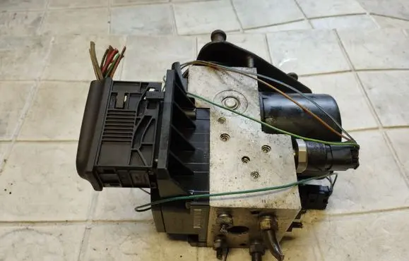 Mercedes-Benz Vaneo W414 ABS Pump A0044310912HL 0265202461 0043030381055165